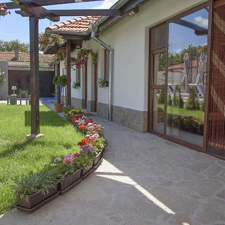 Guest House Zlateya 마다라 외부 사진